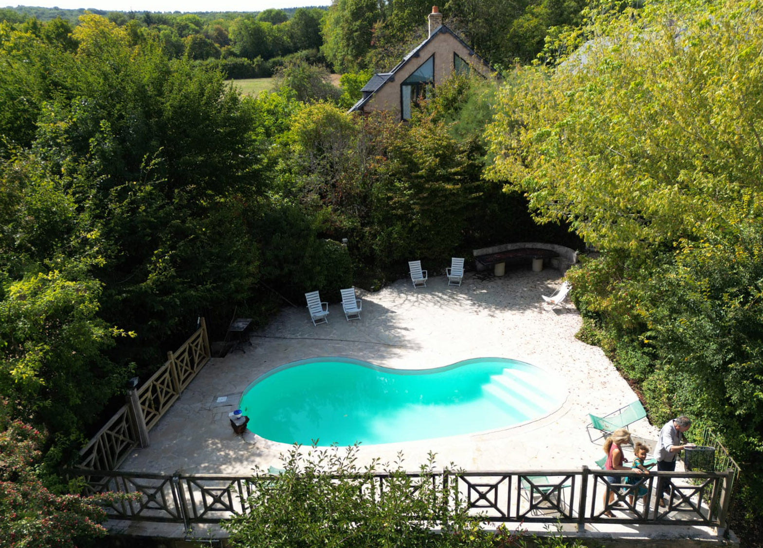 LesBarrats piscine vue aérienne