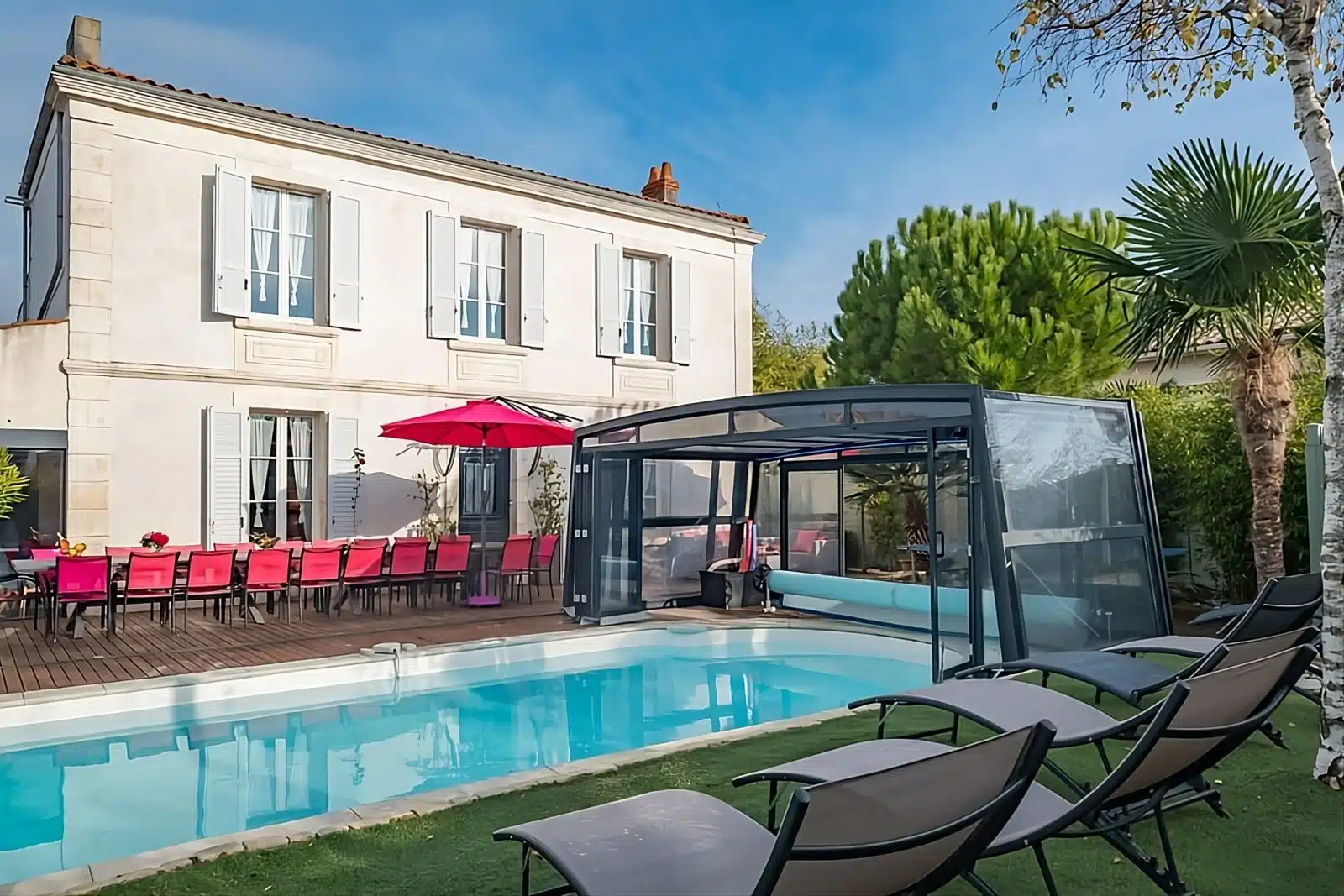 location-maison-groupe-rochelle-angoulins-facade-piscine-2-1600x1067